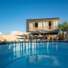 Piscina chica y exterior de balcones de habitaciones
