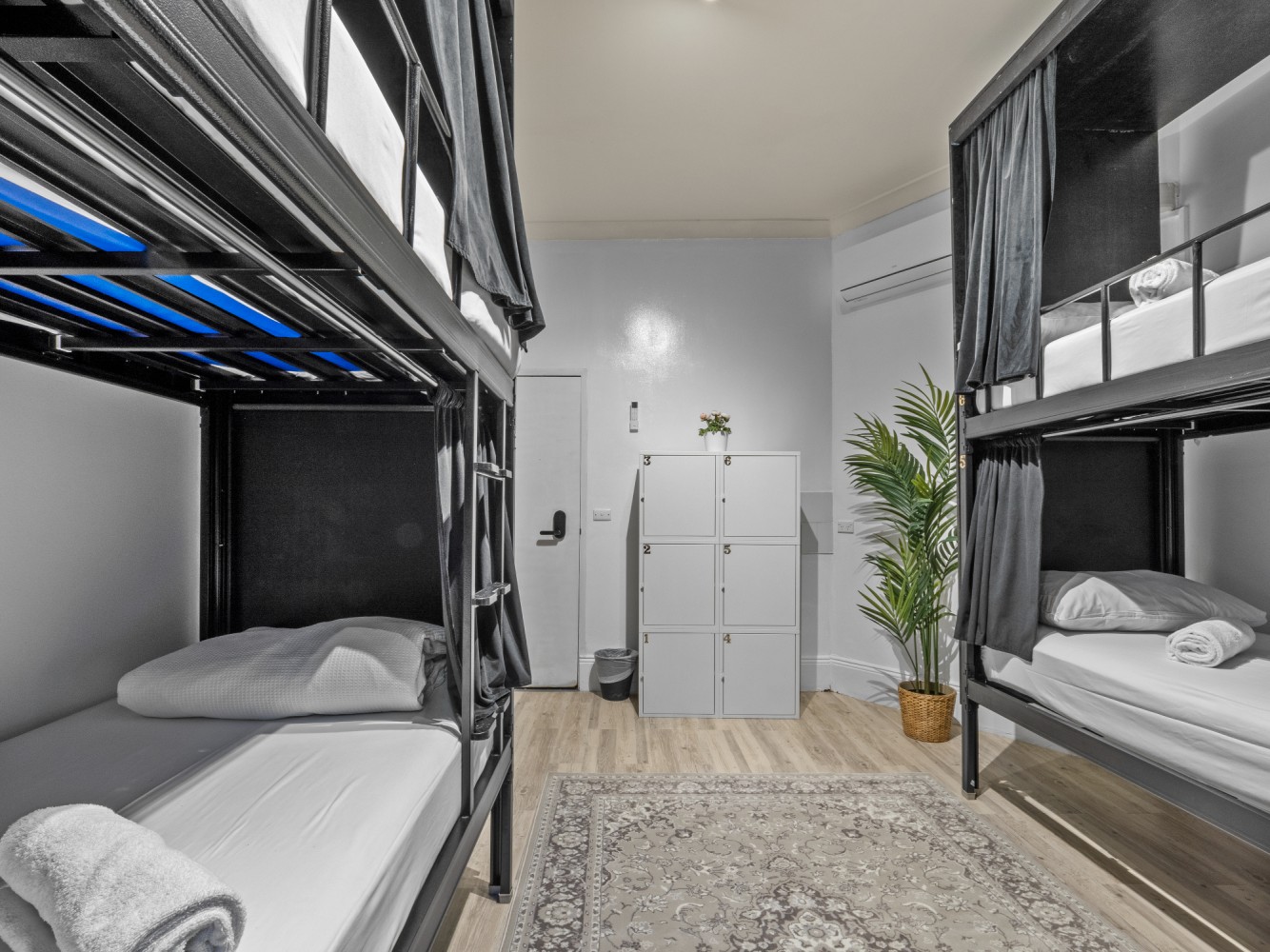 Mixed POD Shared Bathroom - 8 people Bedroom at Azzurro Darling Harbour